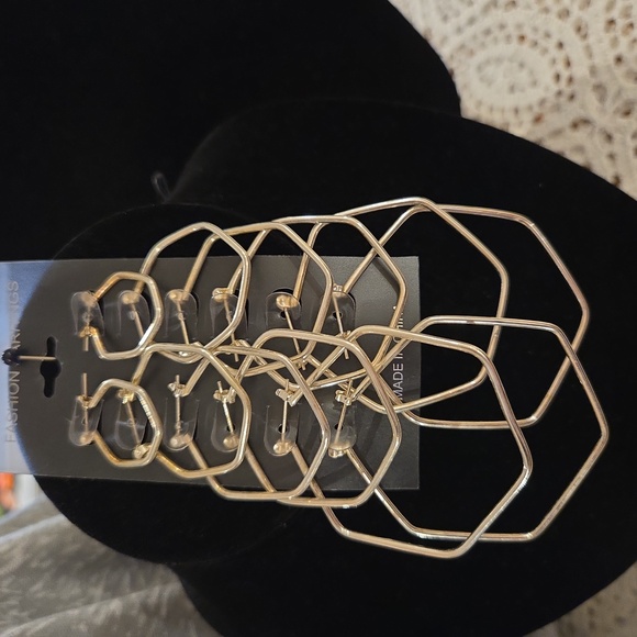 6 variety size silver colored earrings - Picture 1 of 3